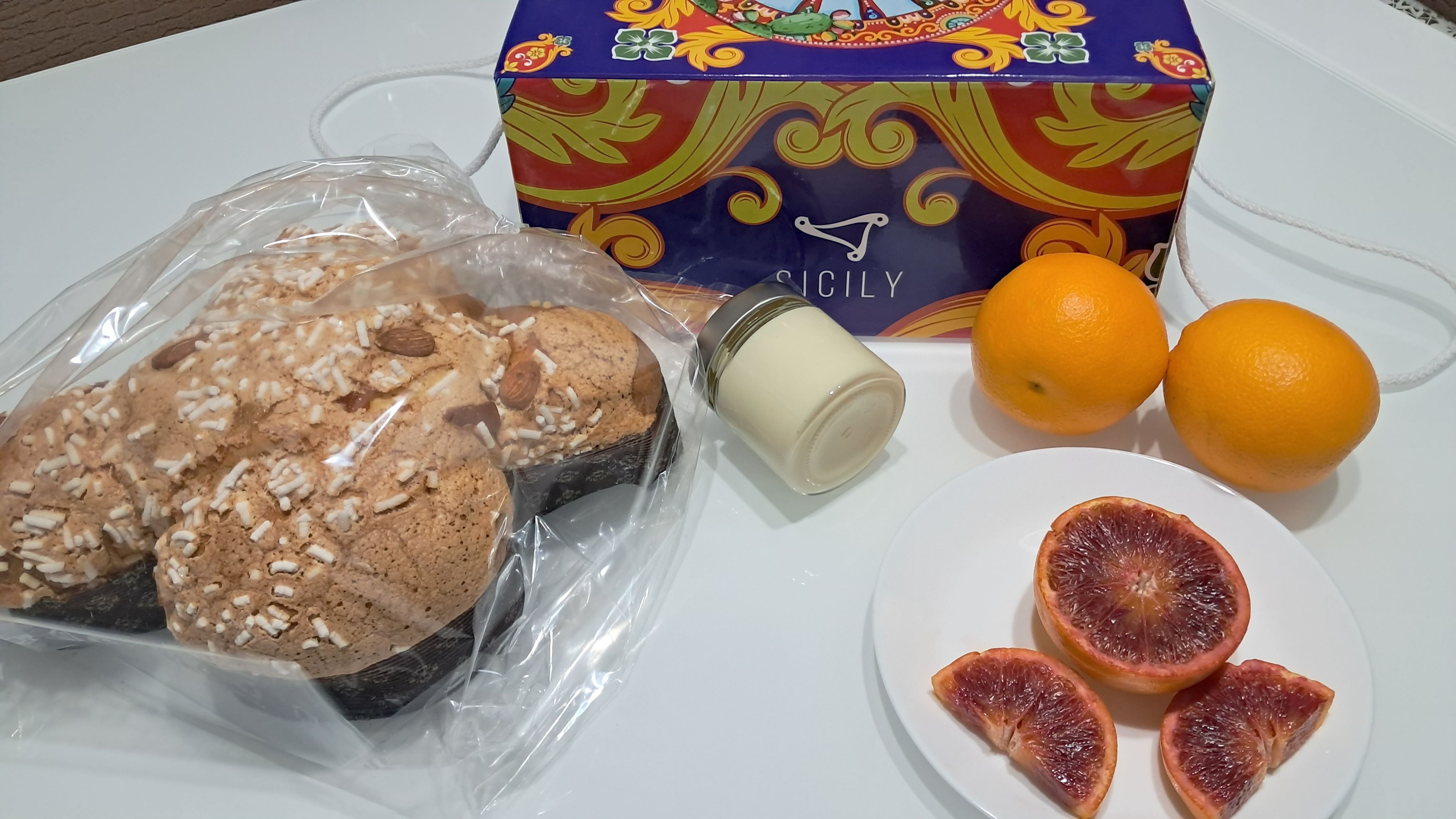 colomba artigianale all'arancia , con crema  all'arancia in vaso .