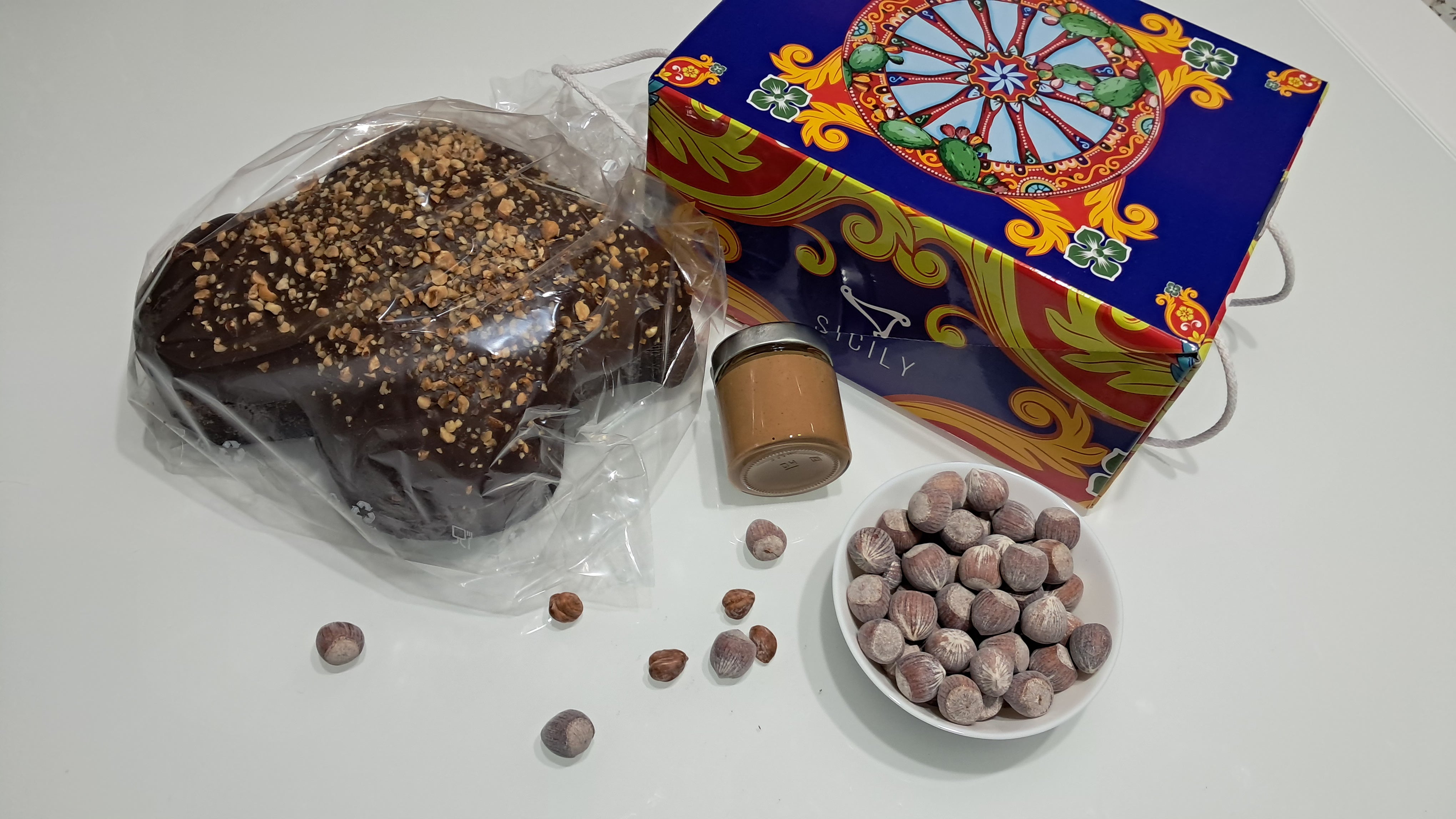 colomba artigianale alla nocciola , con crema spalmabile in vaso