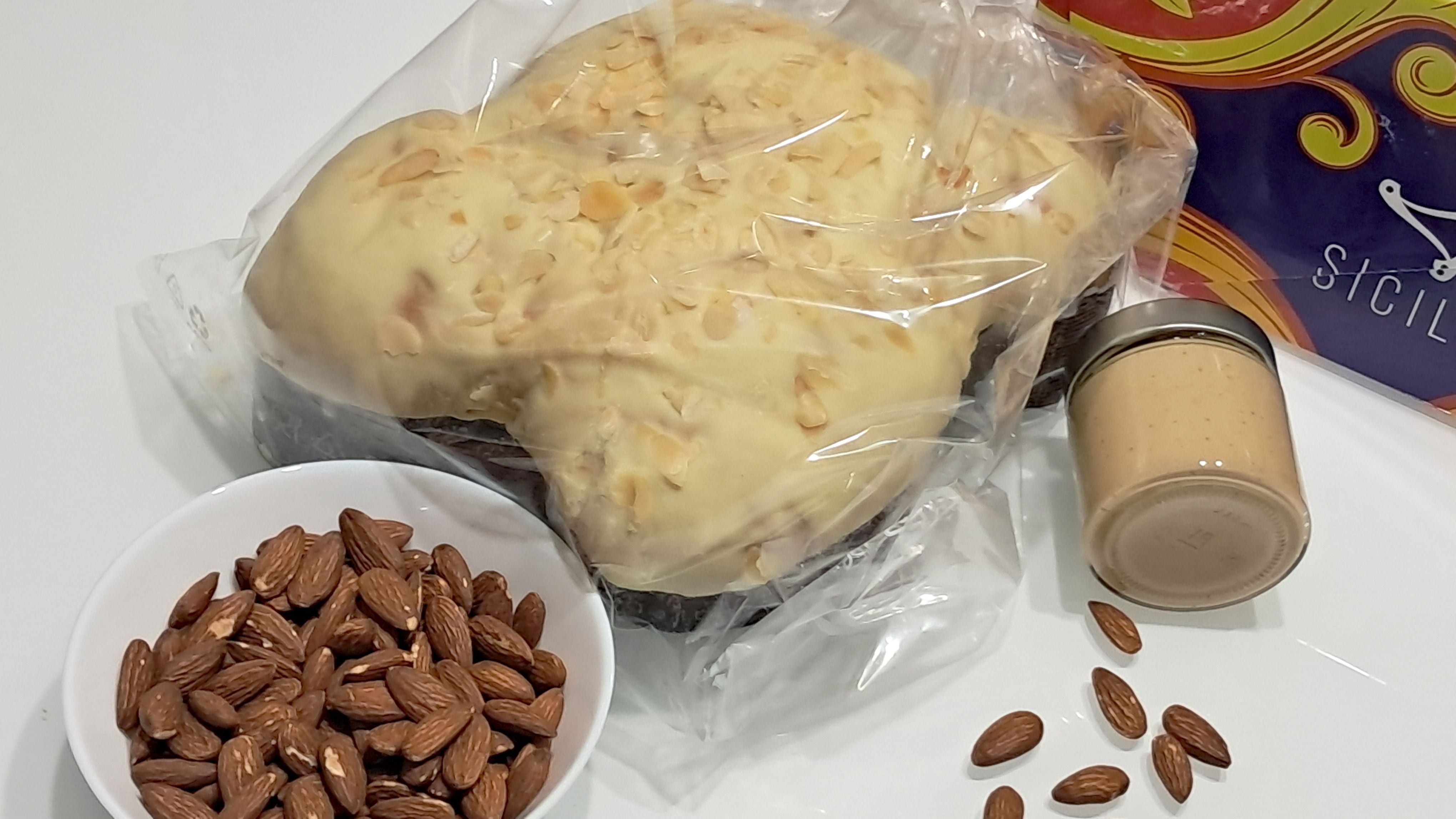 colomba Artigianale alla mandorla , con crema in vaso